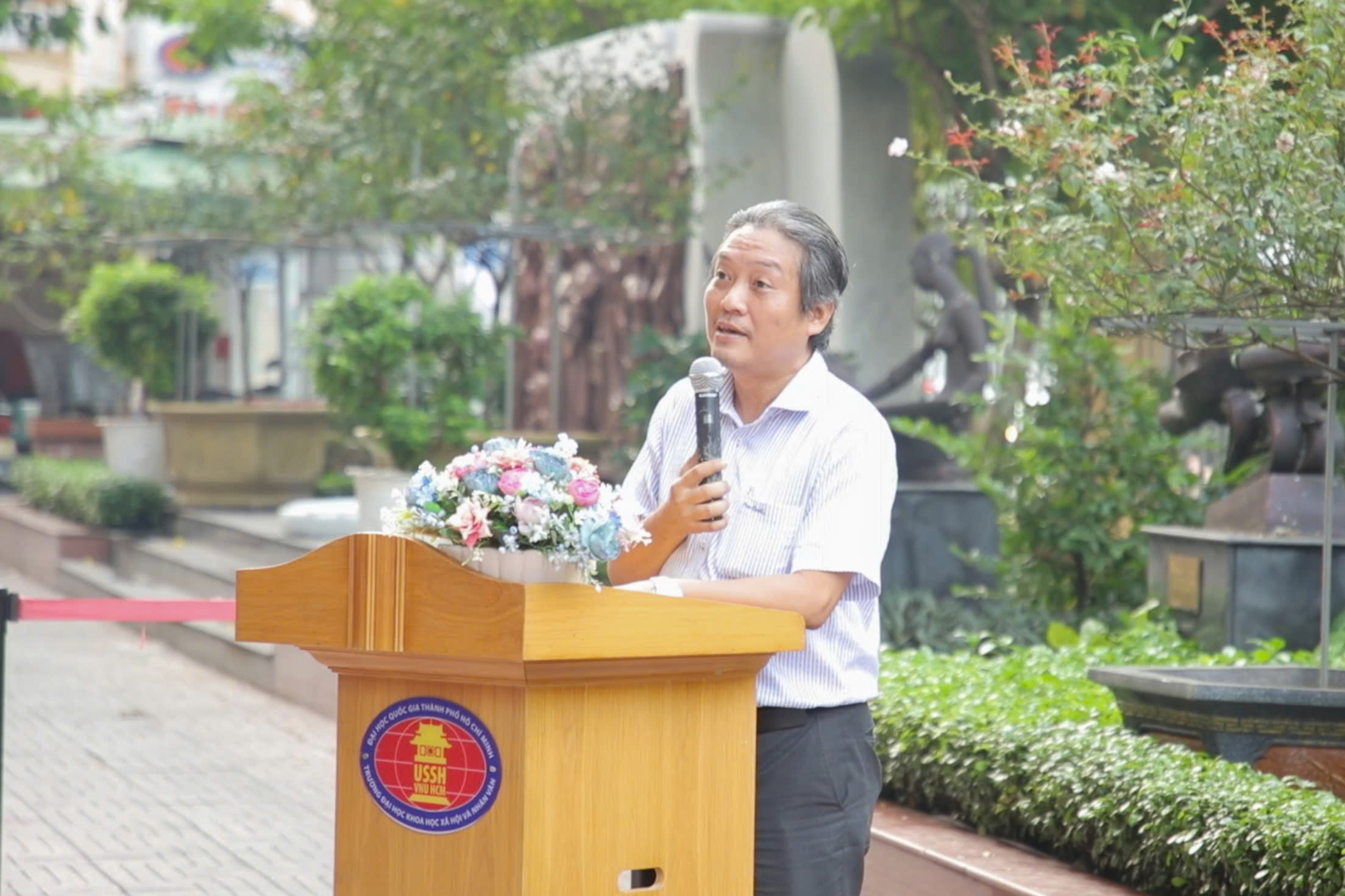 Lễ chào cờ và sinh hoạt dưới cờ do Chi bộ Liên khoa Quan hệ Quốc tế - Hàn Quốc học chủ trì