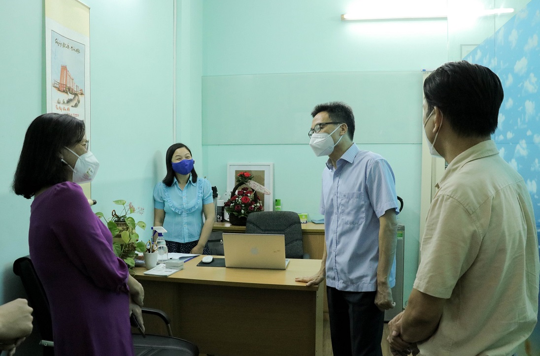 Phó Thủ tướng Vũ Đức Đam thăm Phòng tham vấn và trị liệu tâm lý Trường ĐH KHXH&NV