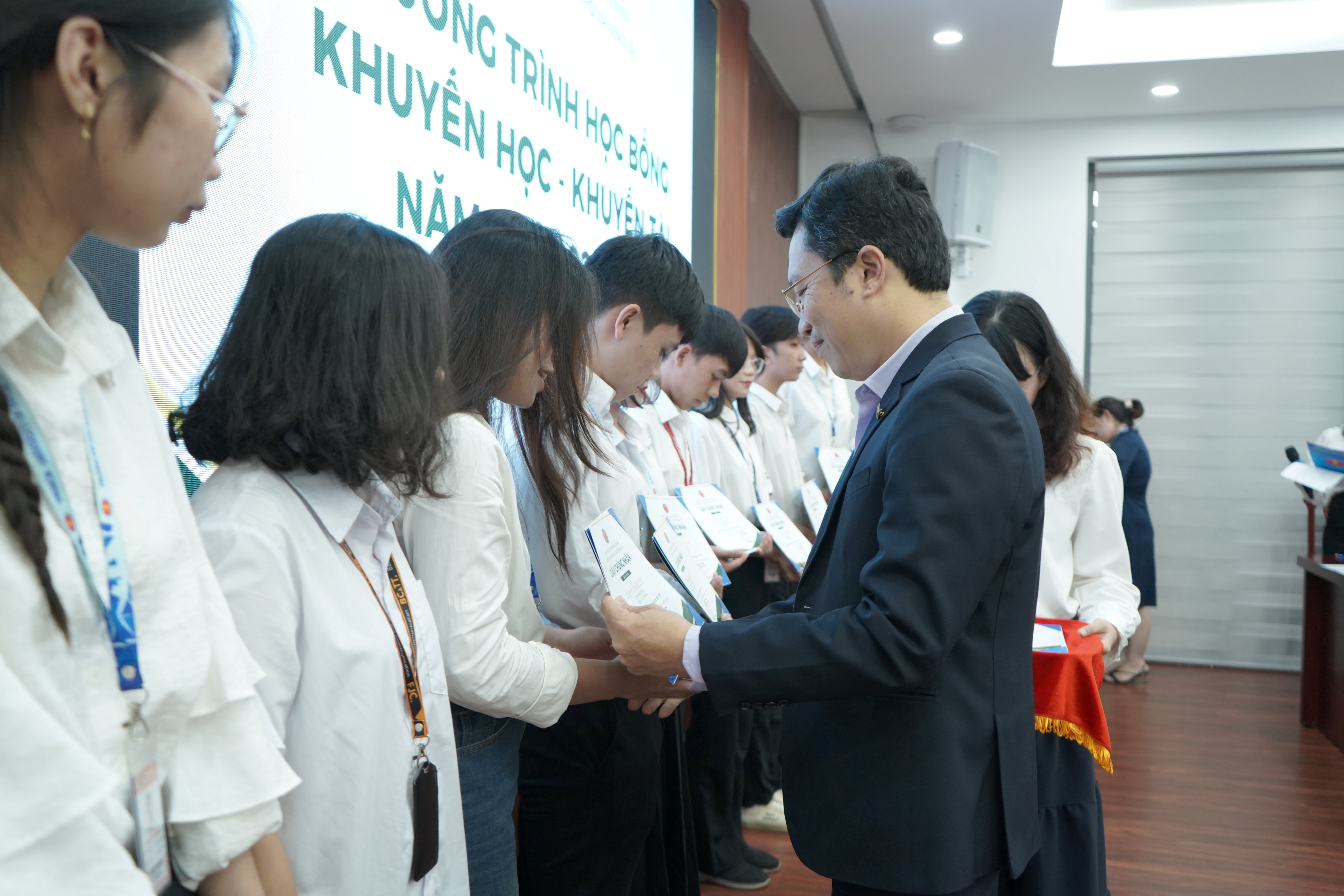 Trao học bổng Khuyến học - khuyến tài năm học 2024-2025