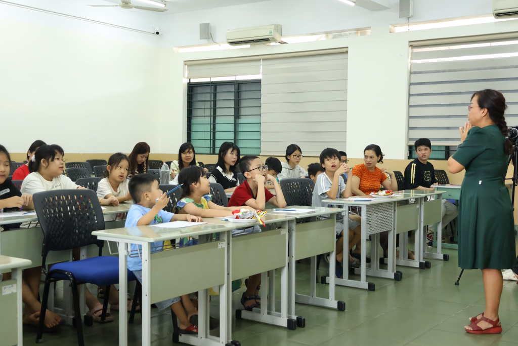 Các bạn nhỏ với đủ lứa tuổi đều hưởng ứng chương trình - Ảnh: QUỲNH NHƯ