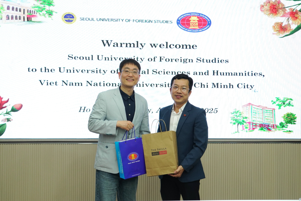 Nhà trường làm việc với Trường Đại học Ngoại ngữ Seoul (SUFS), Hàn Quốc