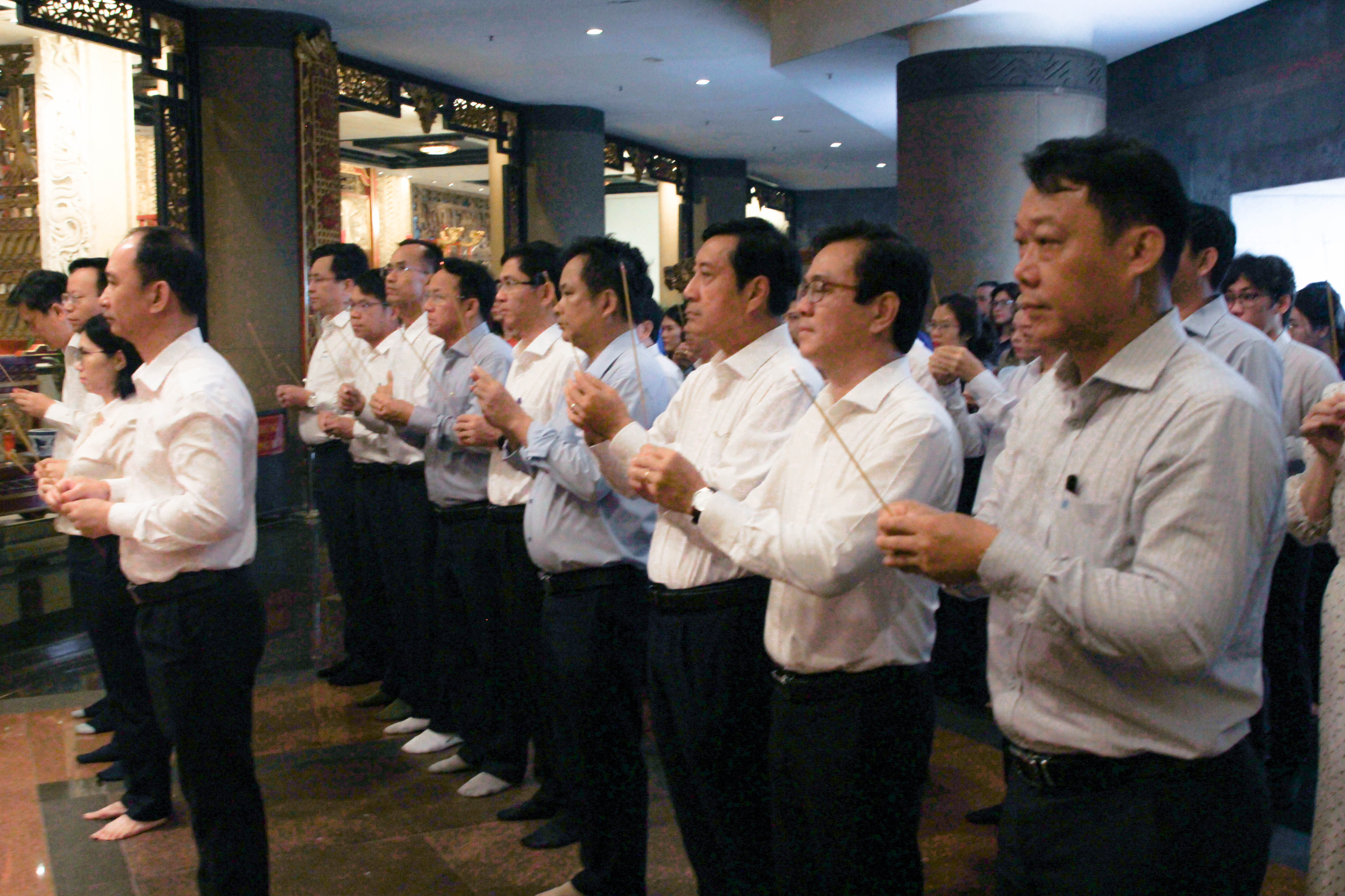 Nhà trường dâng hương ghi nhớ công ơn các Vua Hùng