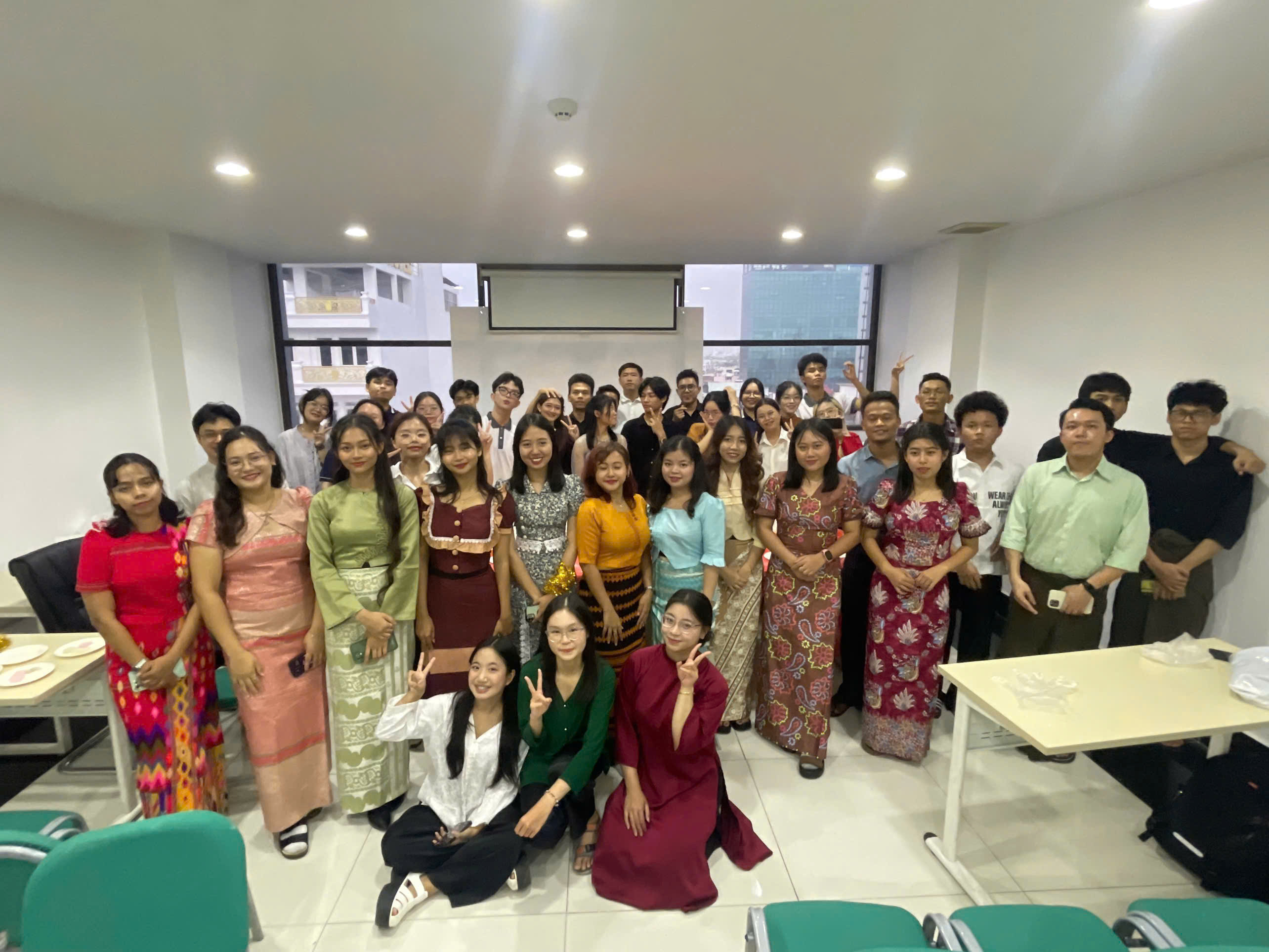 Sinh viên Ngôn ngữ học (Trường Đại học Khoa học Xã hội và Nhân văn, Đại học Quốc gia TP.HCM) giao lưu văn hóa với sinh viên Myanmar (Trường Cao đẳng Bách khoa Bách Việt)