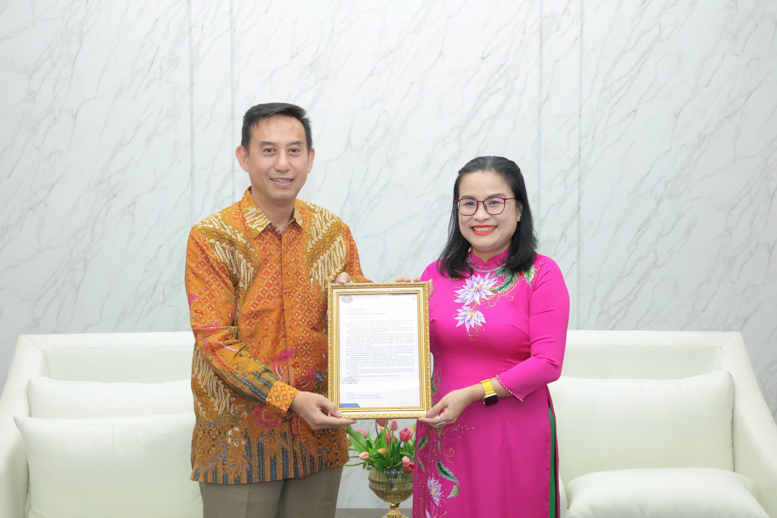 Nhà trường trao thư cảm ơn cho Ngài Tổng lãnh sự nước Cộng hòa Indonesia tại TP.HCM