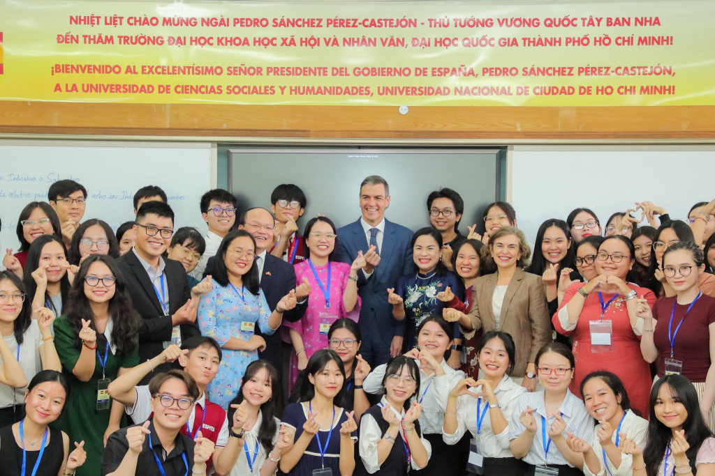 Hãy lấy ước mơ làm động lực để chinh phục mục tiêu: Thủ tướng Tây Ban Nha truyền cảm hứng cho tuổi trẻ Nhân văn