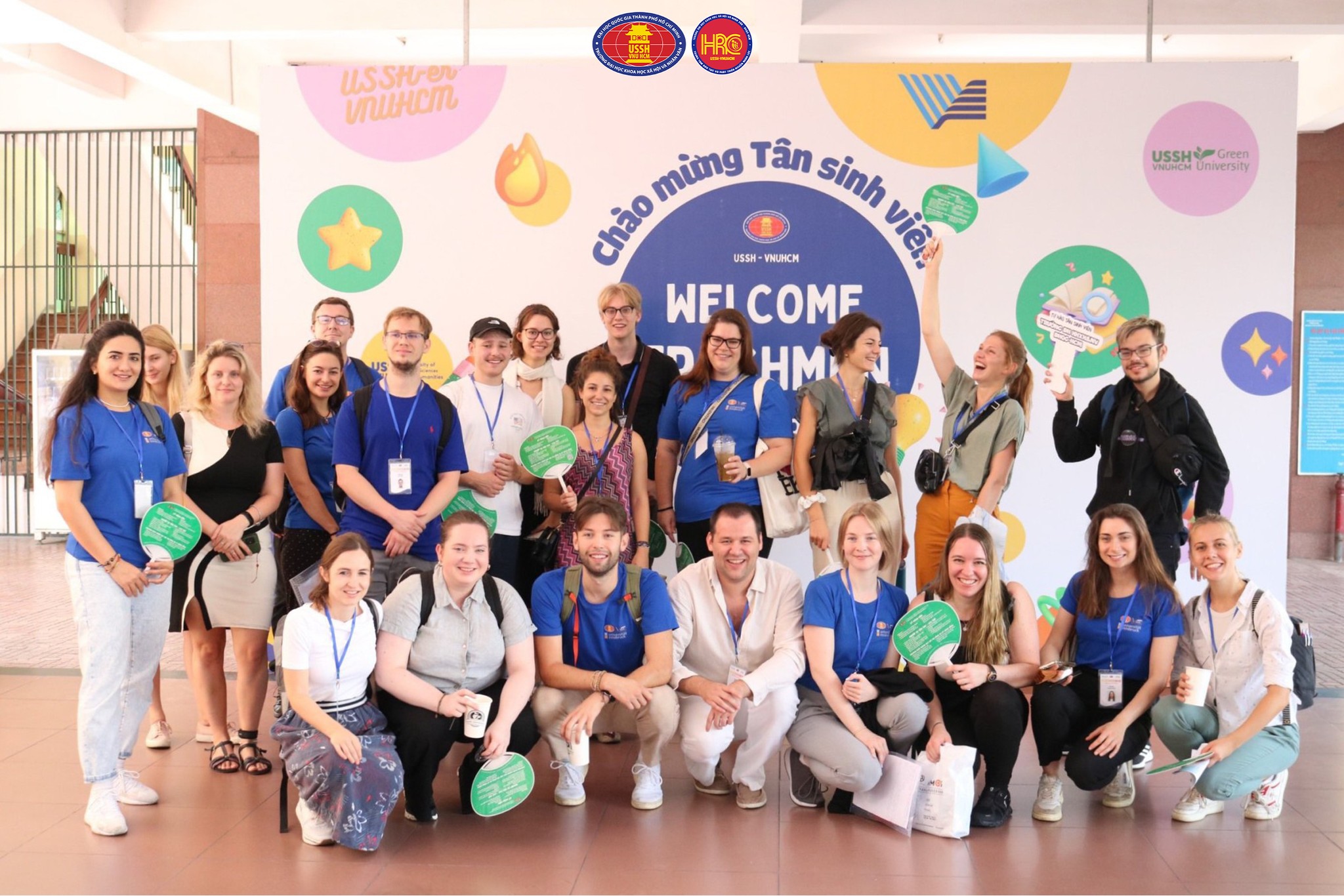 Tân sinh viên háo hức đến nhập học từ sớm tại cơ sở Thủ Đức