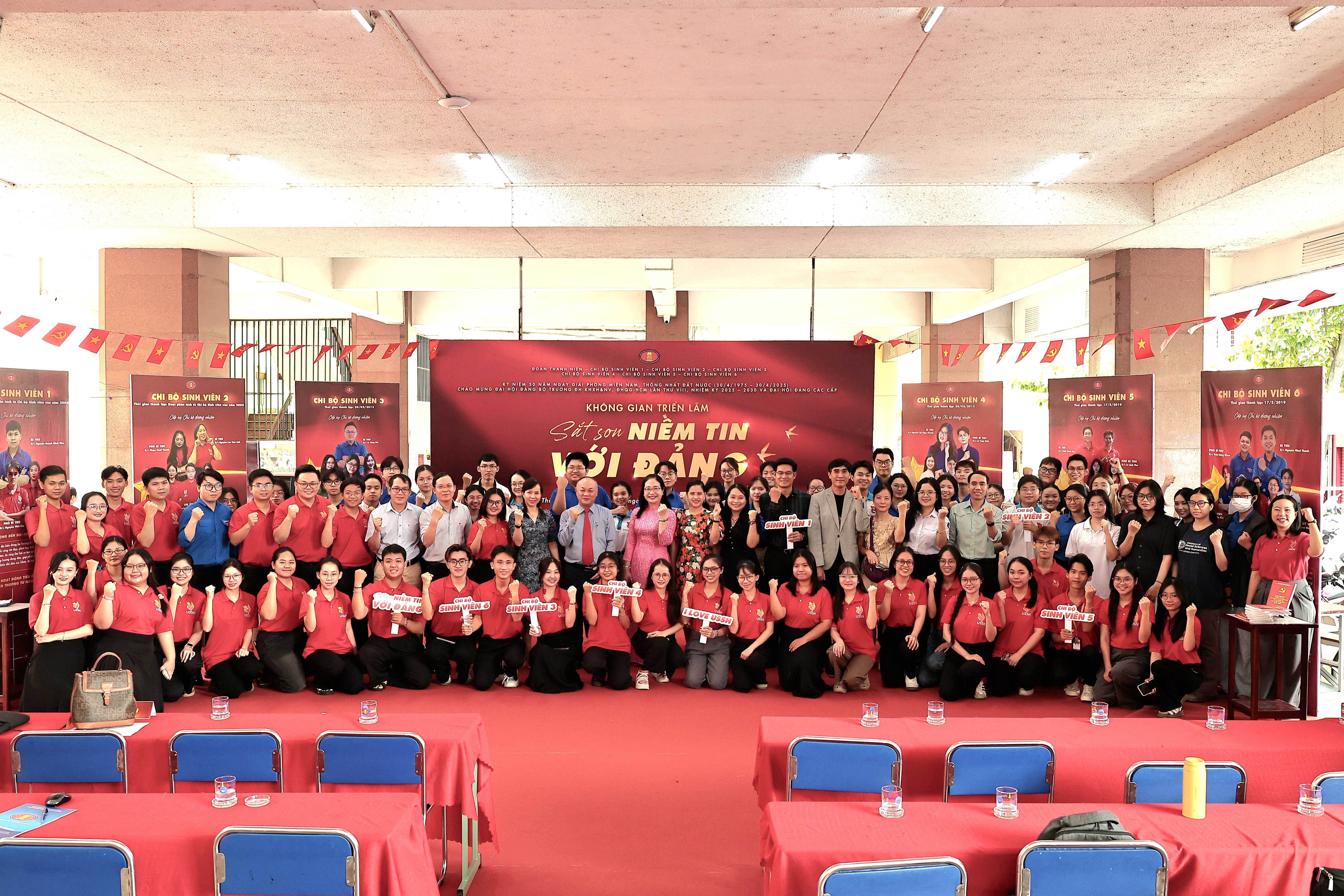 Khai mạc không gian triển lãm “Sắt son niềm tin với Đảng”