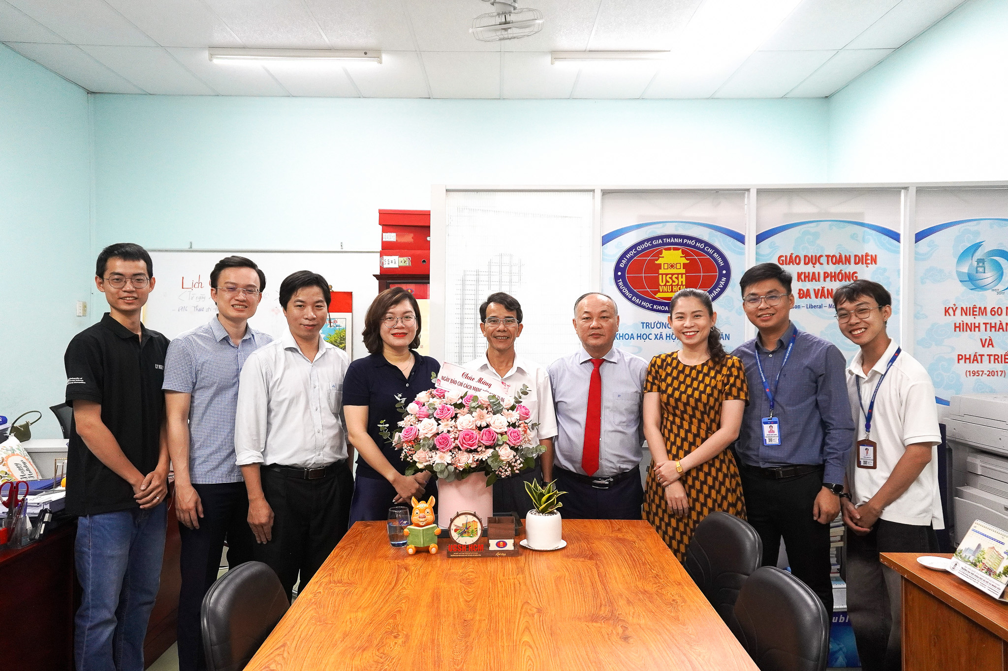 Nhà trường chúc mừng Phòng Truyền thông và Quản lý sự kiện, Ban Biên tập Website Trường và Tạp chí Phát triển khoa học và công nghệ nhân kỷ niệm 100 năm Ngày Báo chí Cách mạng Việt Nam