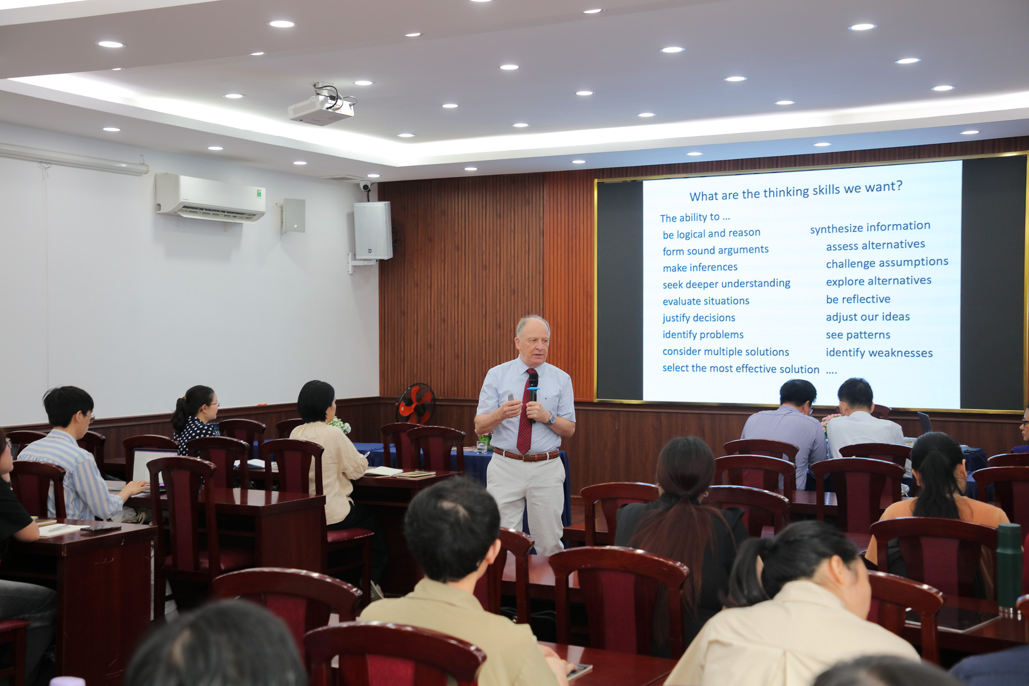 Phát triển văn hóa đọc và thói quen đọc bằng tiếng Anh: Hướng đến mục tiêu đưa tiếng Anh trở thành ngôn ngữ thứ hai