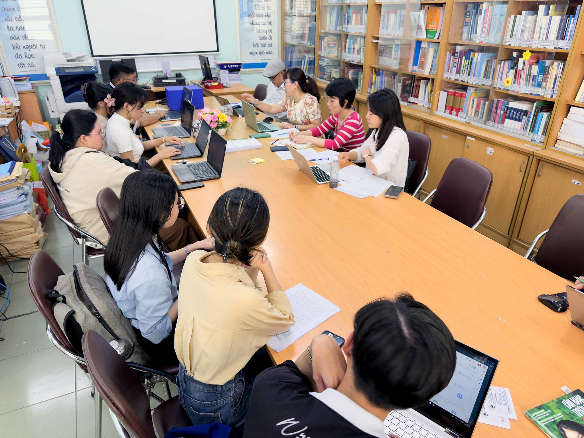 Khoa Văn hóa học tổ chức nghiệm thu báo cáo sinh viên nghiên cứu khoa học năm học 2024–2025