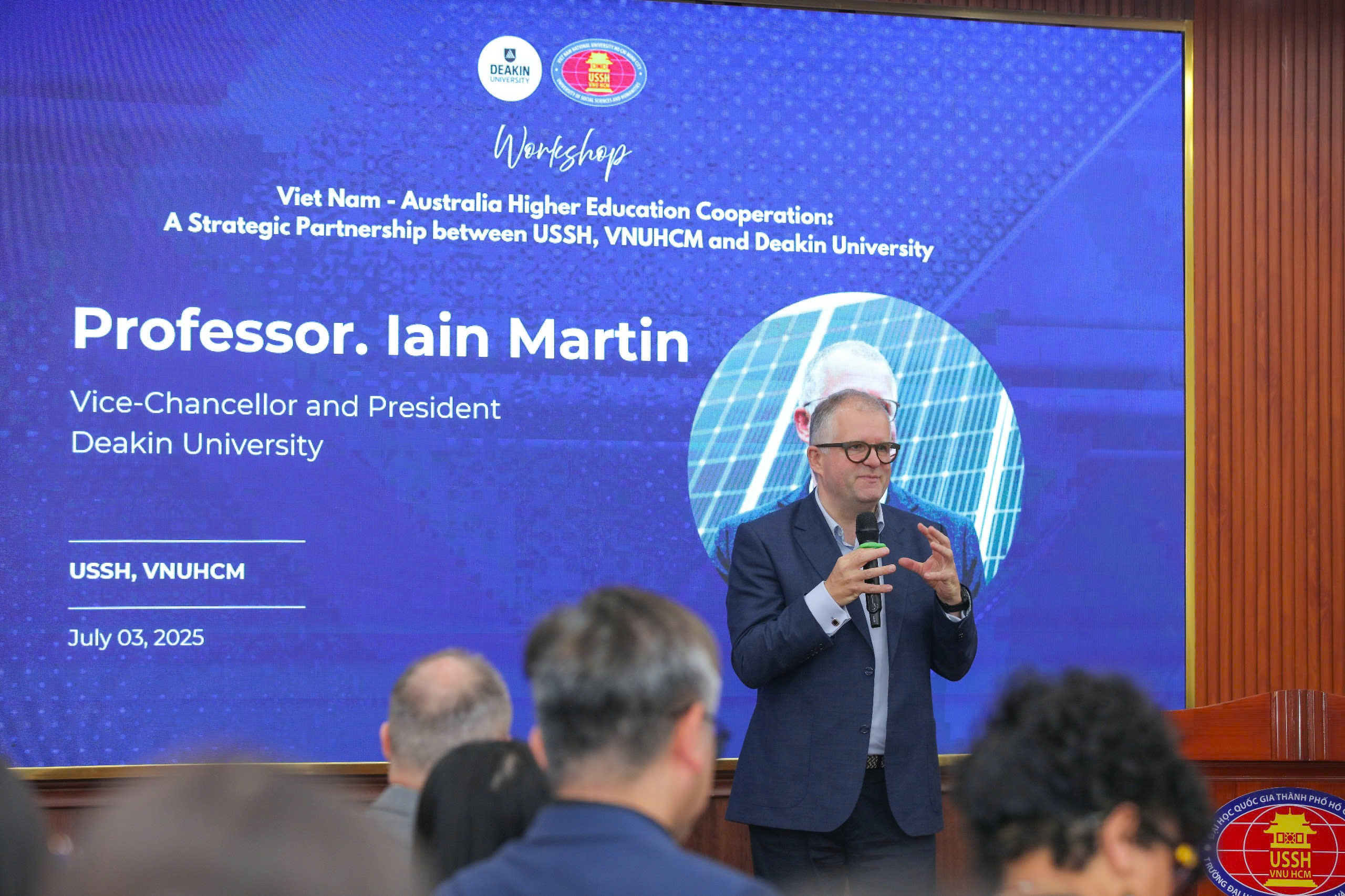 Lãnh đạo Đại học Deakin trao đổi cùng sinh viên Trường ĐH KHXH&NV: Giáo dục, hợp tác và tương lai toàn cầu
