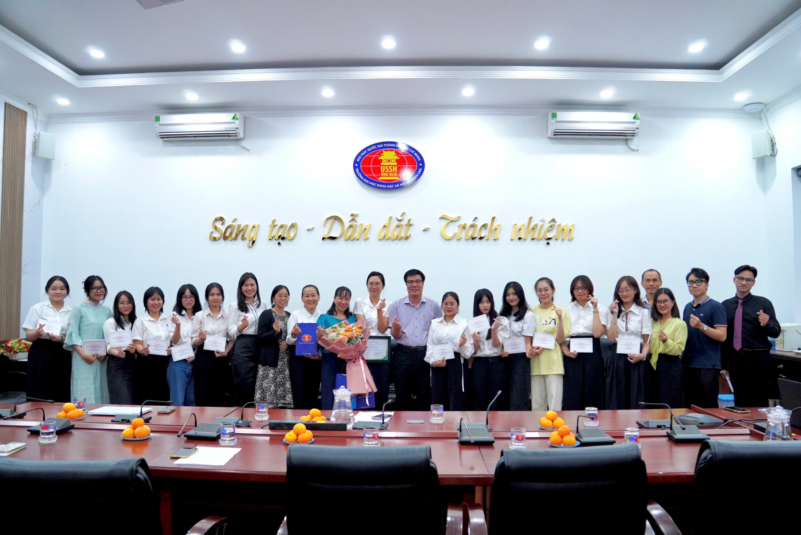 Học bổng Công ty Sơn Hóa chất TE-1 Việt Nam TNHH đồng hành cùng sinh viên Nhân văn trên hành trình tri thức
