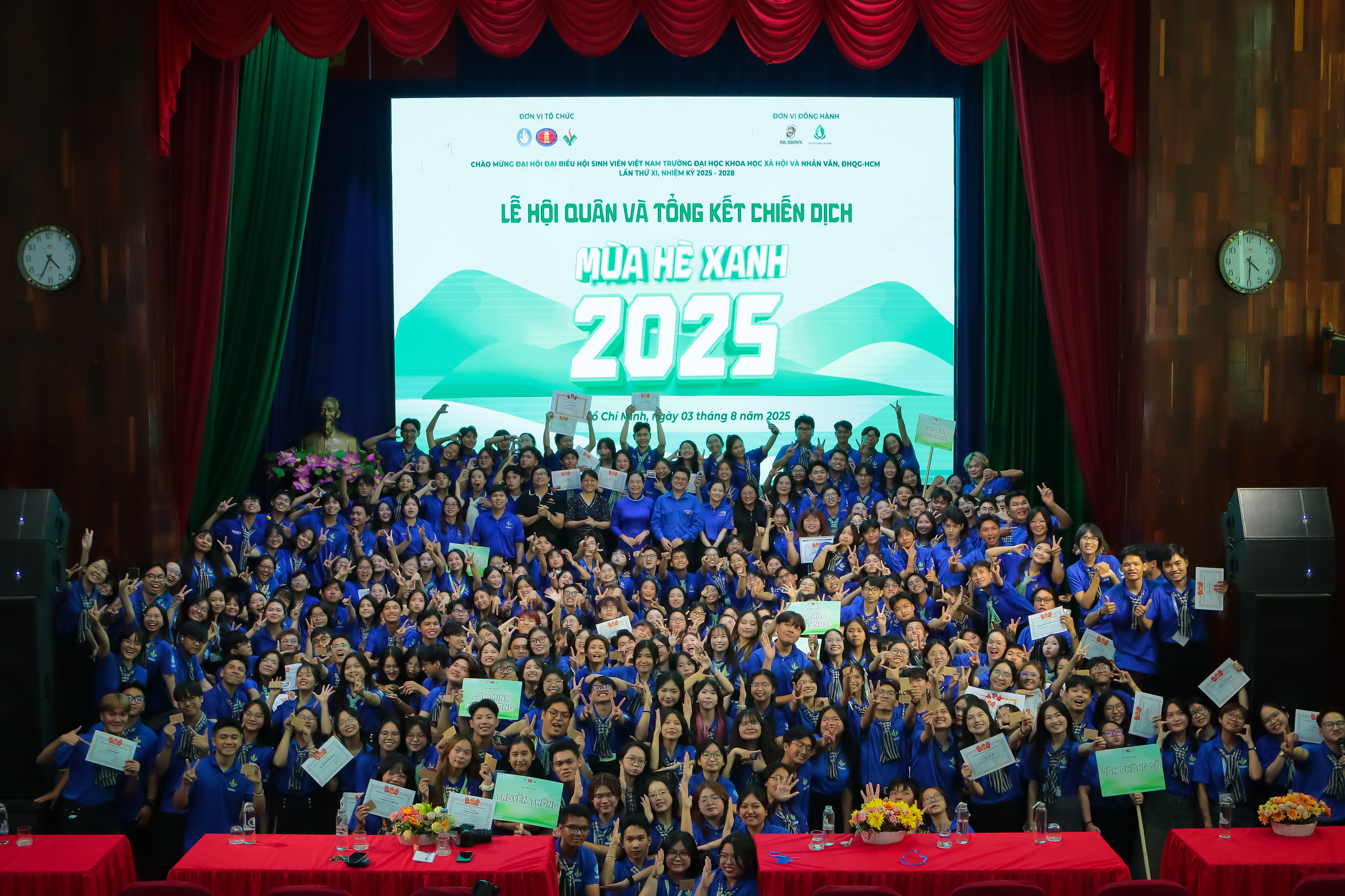 Kết nạp Đảng viên và hội quân Mùa Hè Xanh năm 2025: Hành trình rèn luyện, cống hiến và lan tỏa giá trị Nhân Văn