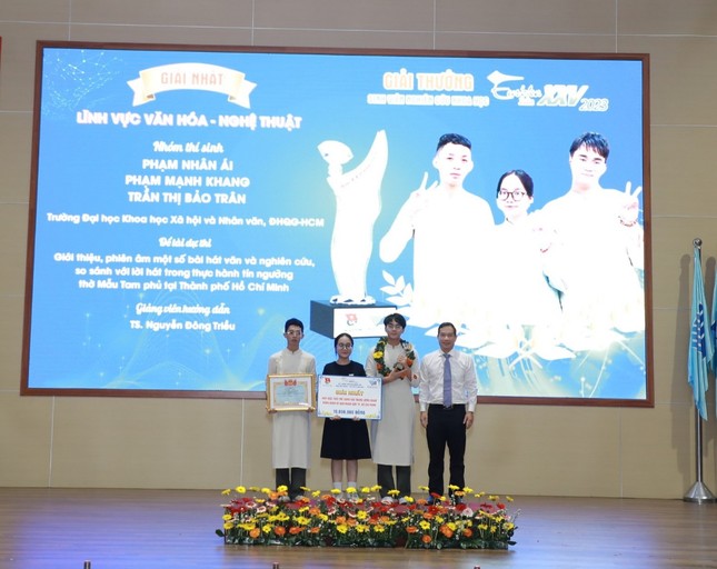‘Hát văn trong thực hành tín ngưỡng thờ Mẫu Tam phủ’ của nhóm sinh viên Nhân văn đoạt giải Nhất Giải thưởng Euréka 2023