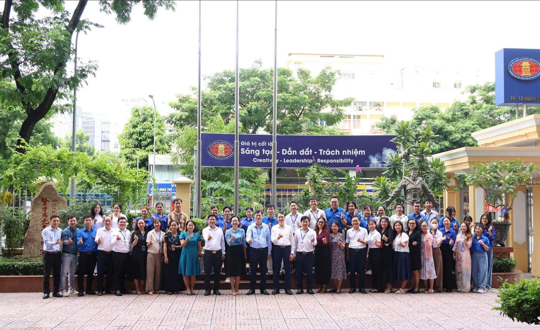 KHOA LƯU TRỮ HỌC - QUẢN TRỊ VĂN PHÒNG CHỦ TRÌ BUỔI CHÀO CỜ THÁNG 6 NĂM 2025 VỚI CHỦ ĐỀ "BÁC HỒ VỚI CÔNG TÁC GIÁO DỤC ĐẠO ĐỨC CHO SINH VIÊN"