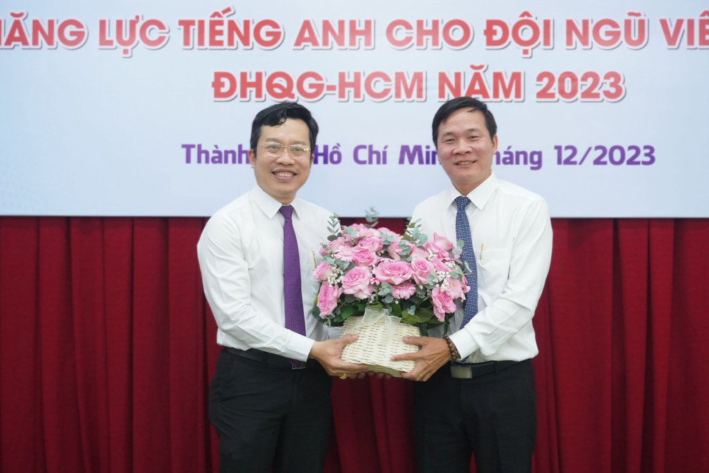 TS. Lê Hoàng Dũng trao tặng lẵng hoa tươi thắm chúc mừng buổi khai mạc - Ảnh: Ngọc Bích
