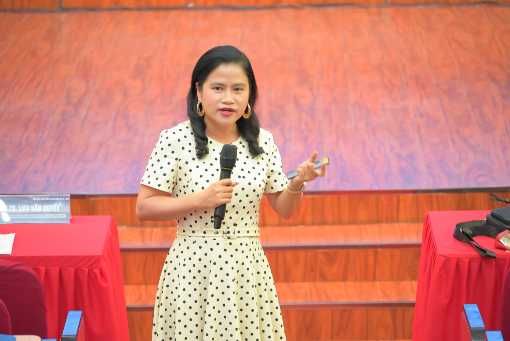Đại diện phòng Đối ngoại và Quản lý khoa học, cô cho biết phòng luôn đồng hành, hỗ trợ cho học viên và tiếp nhận tất cả hồ sơ đầu vào - Ảnh: Ý NGUYỄN