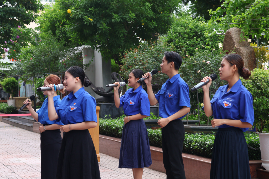 Sinh viên Khoa Lưu trữ học - Quản trị văn phòng biểu diễn tiết mục văn nghệ tại buổi lễ - Ảnh: QUỲNH NHƯ