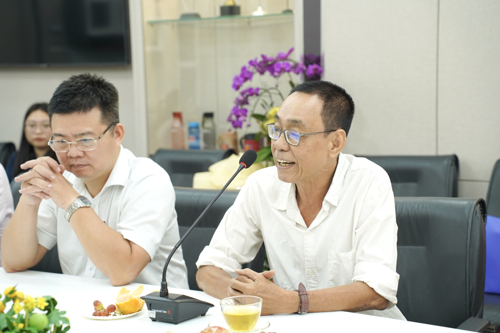 TS. Huỳnh Công Hiển, nguyên giảng viên Khoa Việt Nam học xúc động chia sẻ về hành trình đồng hành với Nhà trường và bày tỏ kỳ vọng vào sự phát triển của Nhà trường trong thời gian tới - Ảnh: HẠNH NGUYÊN
