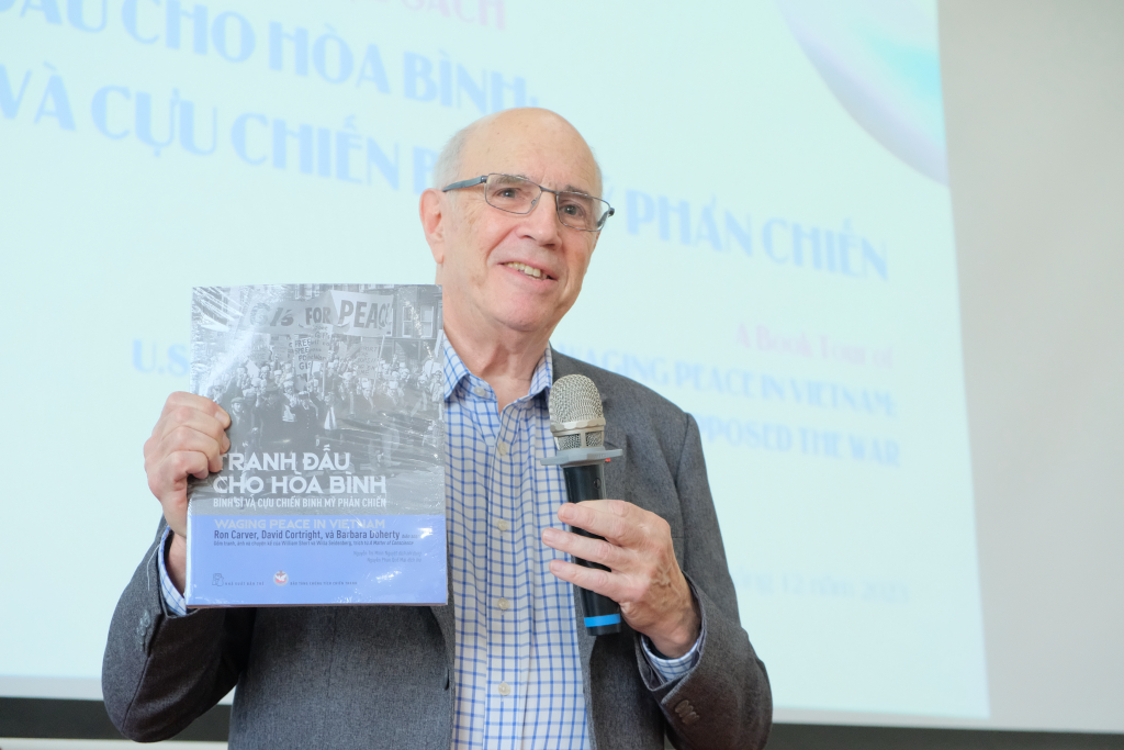 GS. Ron Carver giới thiệu hành trình ra đời quyển sách “Tranh đấu cho hòa bình: Binh sĩ và cựu chiến binh Mỹ phản chiến” - Ảnh: Huyền Linh