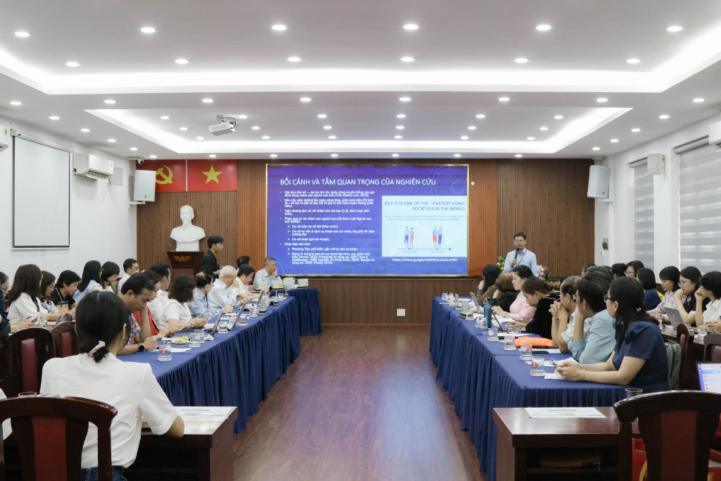 TS. Cao Thanh Tâm, giảng viên khoa Công tác xã hội - Nhân học - Xã hội học  phát hiện ba quan điểm khác nhau của công chúng về viện dưỡng lão thông qua phân tích bình luận trực tuyến - Ảnh: MỸ NGÂN