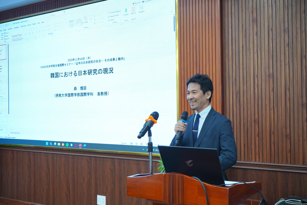 PGS.TS Tomoomi Mori trình bày báo cáo”Thực trạng du học Nhật Bản tại Hàn Quốc” - Ảnh: Phạm Trí