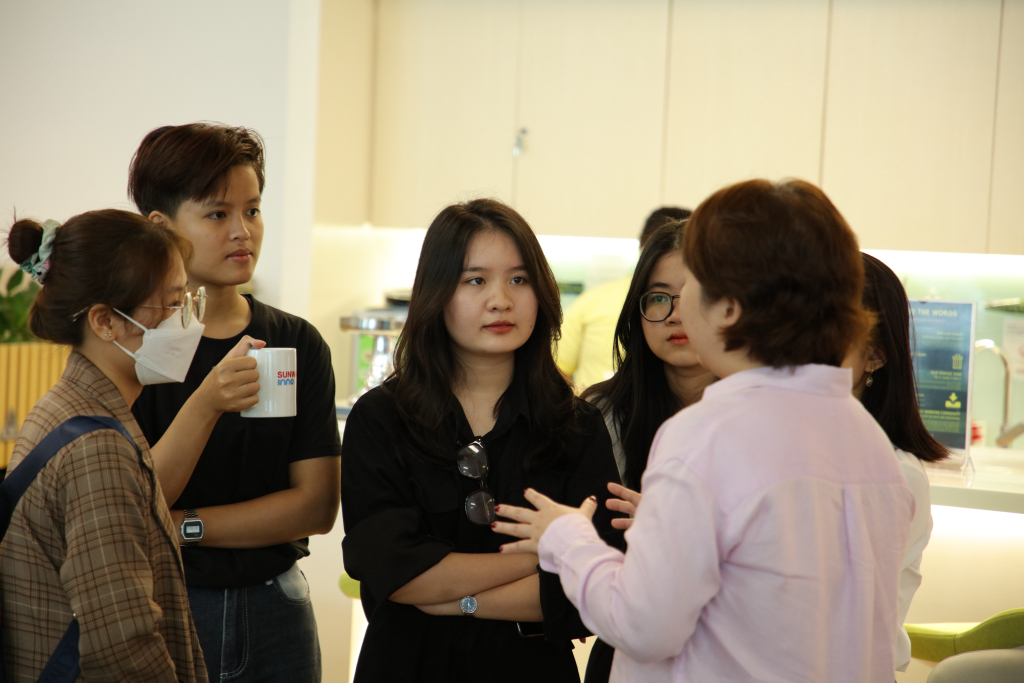 Các thí sinh tham quan và trao đổi với chuyên gia - Ảnh: Lý Nguyên