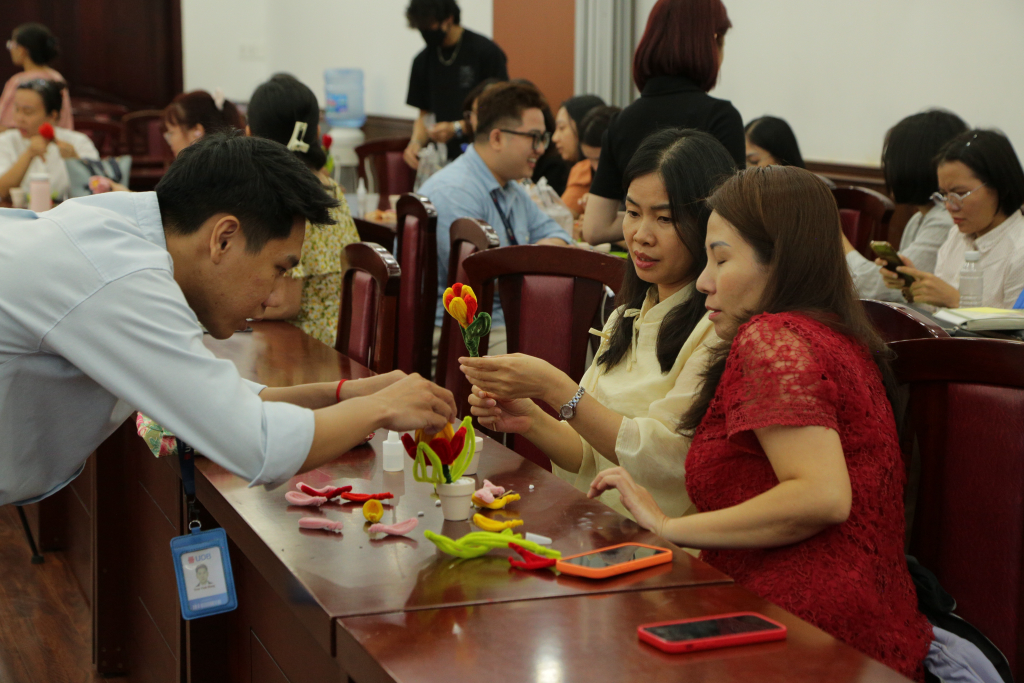 Người tham gia trải nghiệm thực hành làm chậu hoa kẽm nhung trong không khí thân mật, vui vẻ - Ảnh: QUỲNH NHƯ