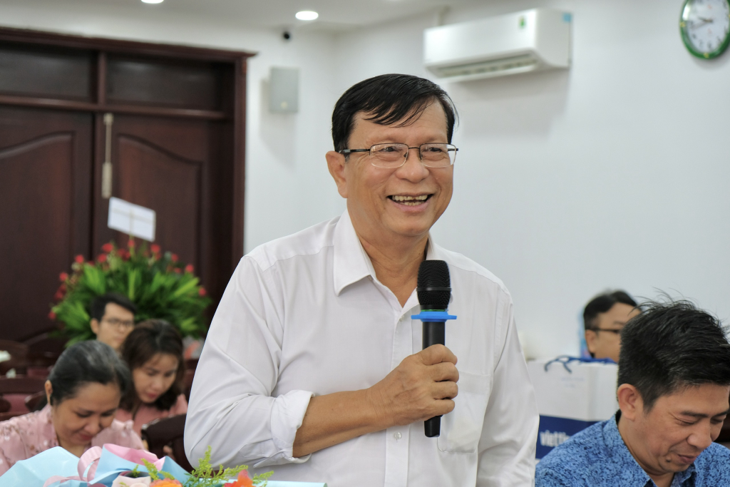 GS.TS Võ Văn Sen bồi hồi khi nhớ lại quãng thời gian gắn bó cùng Trường - Ảnh: Huyền Linh