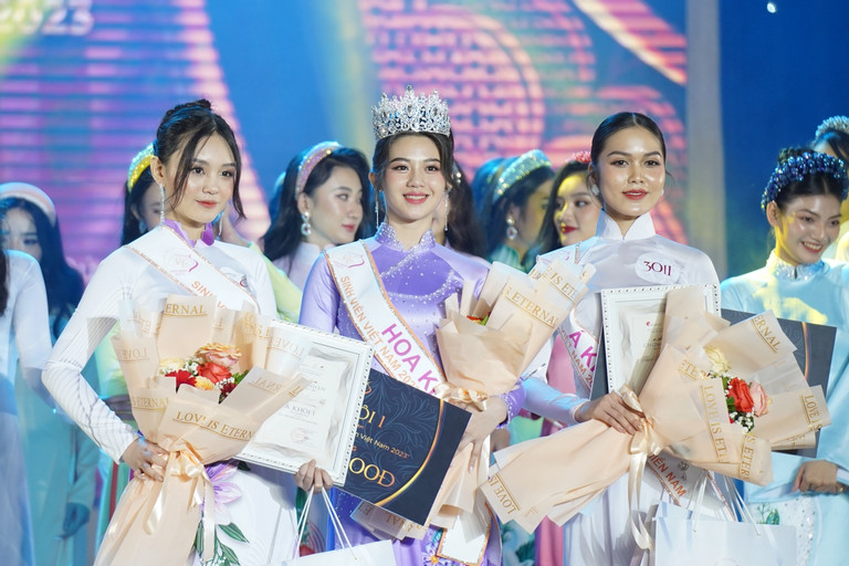 Trả lời về 'đường cùng', nữ sinh Nhân văn thắng Hoa khôi Sinh viên miền Nam