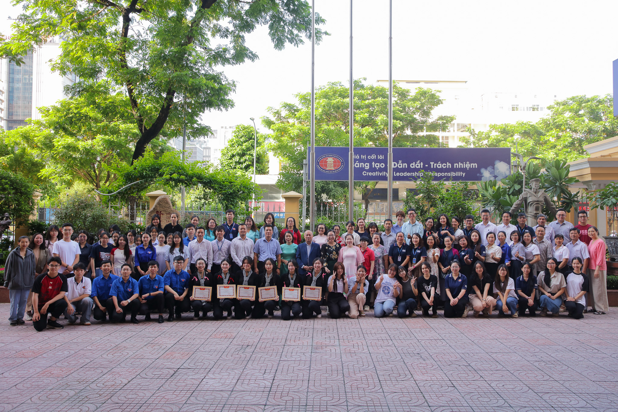 Lễ chào cờ và sinh hoạt dưới cờ tháng 10: Học tập suốt đời – Tự tin hội nhập quốc tế