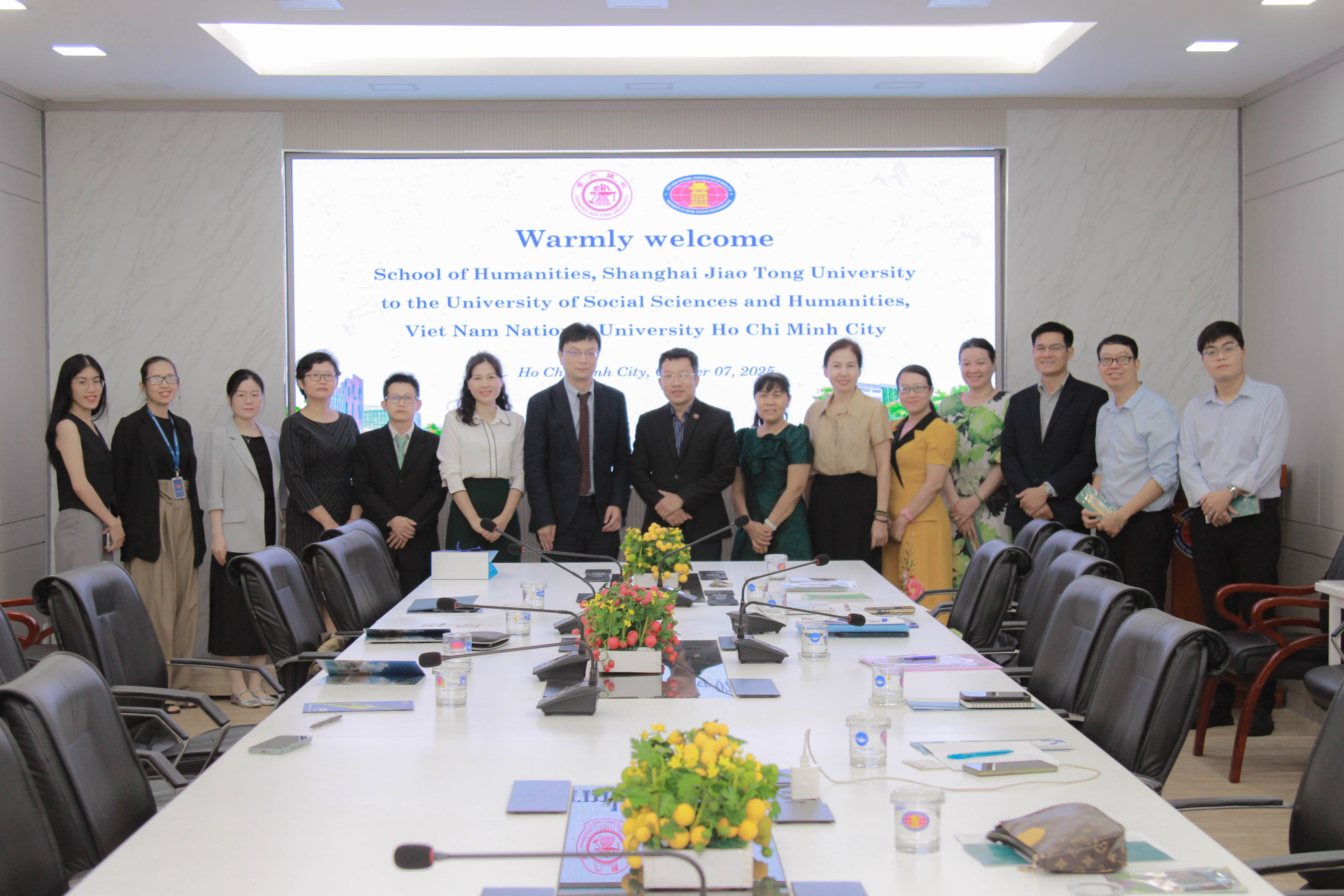 Nhà trường tăng cường hợp tác với Học viện Nhân văn, Đại học Giao thông Thượng Hải, mở rộng cơ hội học tập quốc tế cho sinh viên