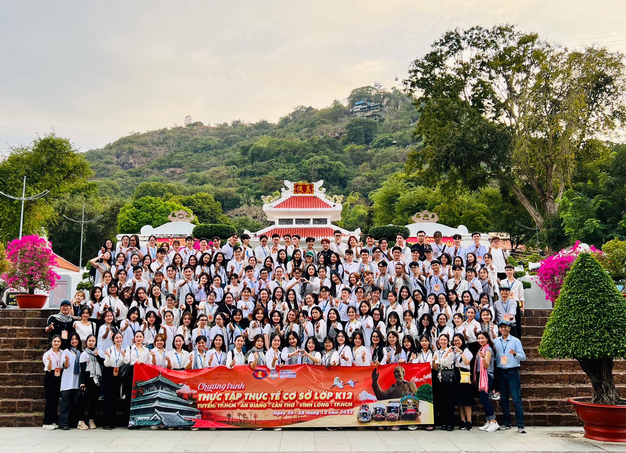 Hành trình trên đất phù sa của sinh viên lớp Du lịch K12
