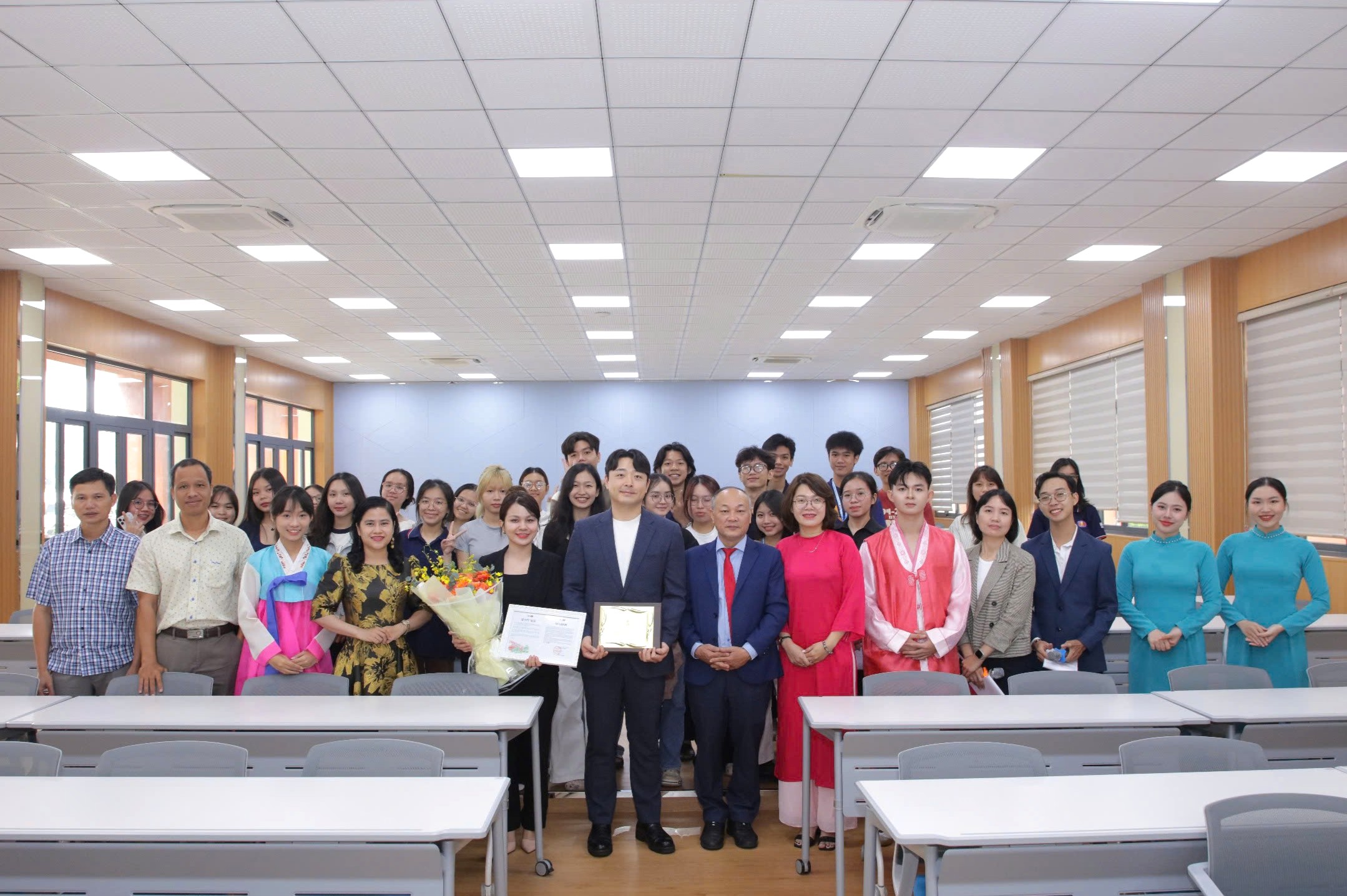 Khánh thành phòng học A1.03: Nội thất hiện đại từ sự tài trợ của Công ty TNHH Fursys VN