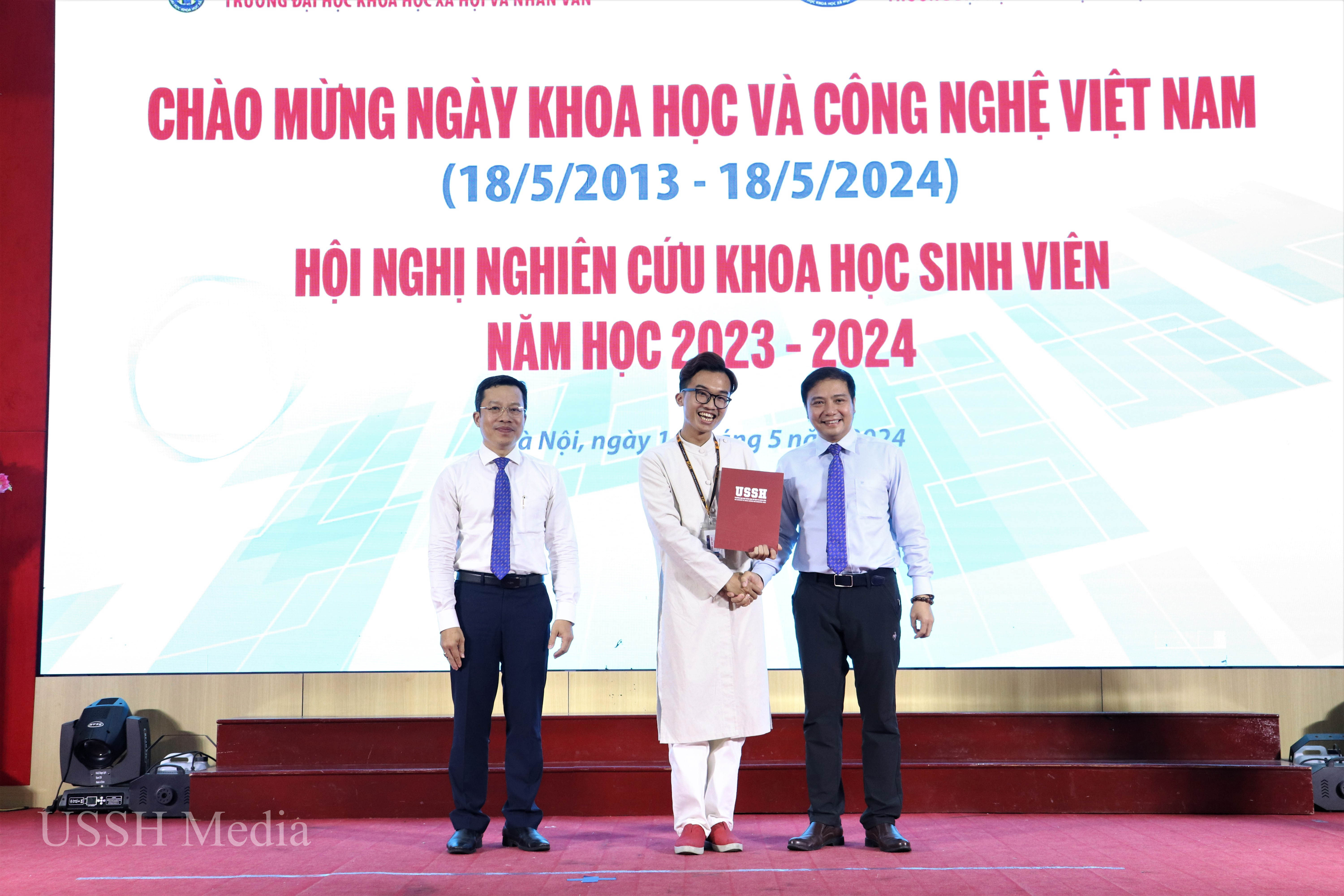 Khoa Báo chí và Truyền thông đạt giải nhất tại Hội nghị Nghiên cứu khoa học Sinh viên Trường ĐH KHXH&NV, ĐHQG Hà Nội