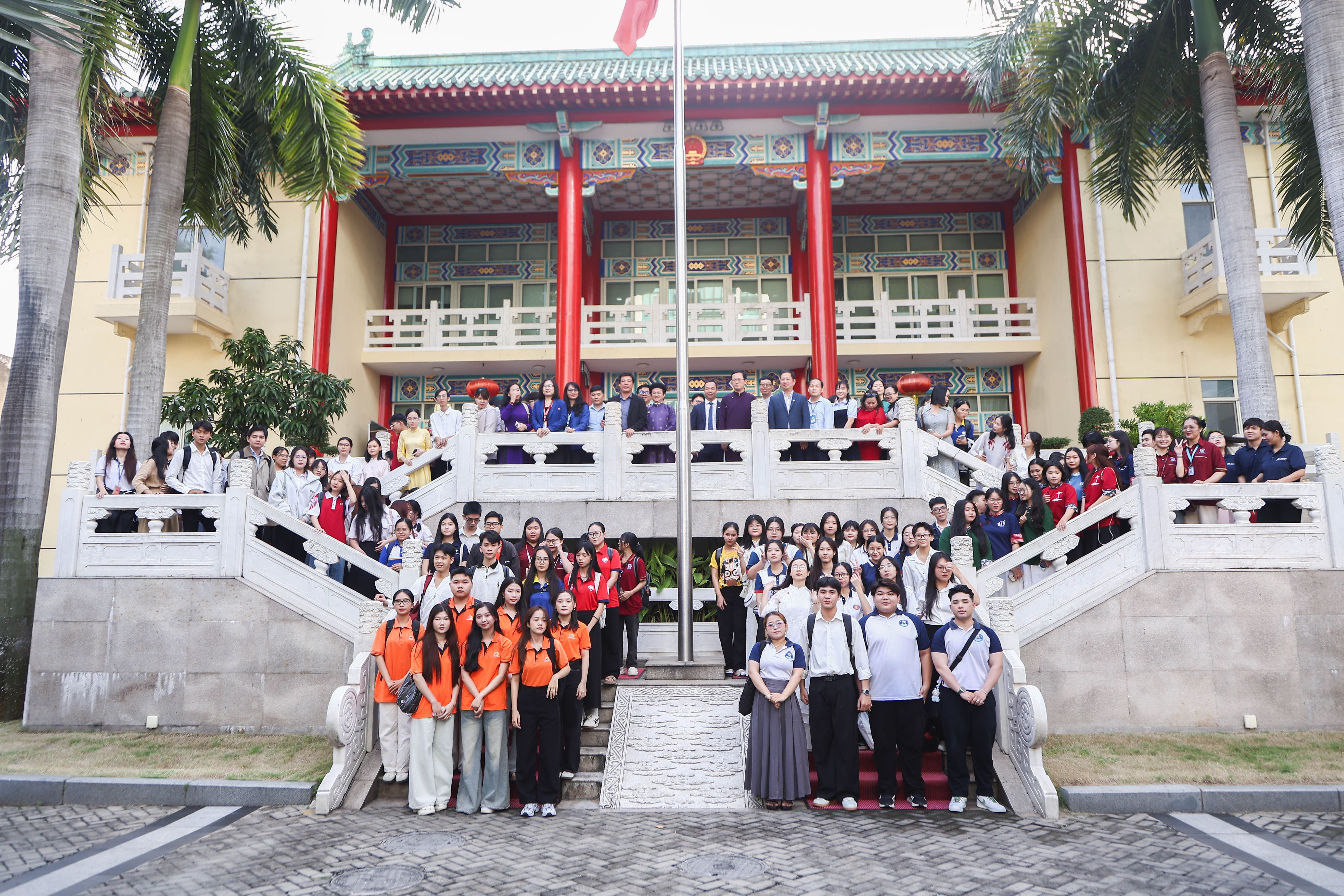 Giao lưu các sinh viên nhận Học bổng Tổng Lãnh sự quán Trung Quốc