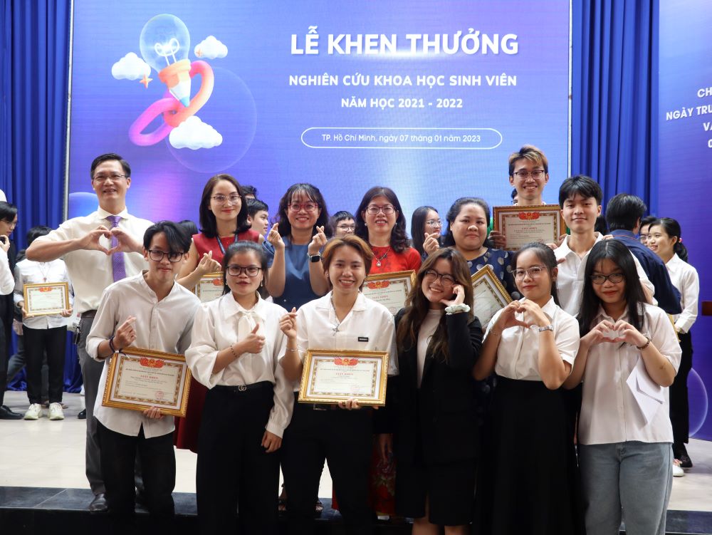 Giảng viên và sinh viên Xã hội học đạt nhiều thành tích trong nghiên cứu khoa học sinh viên năm học 2021-2022