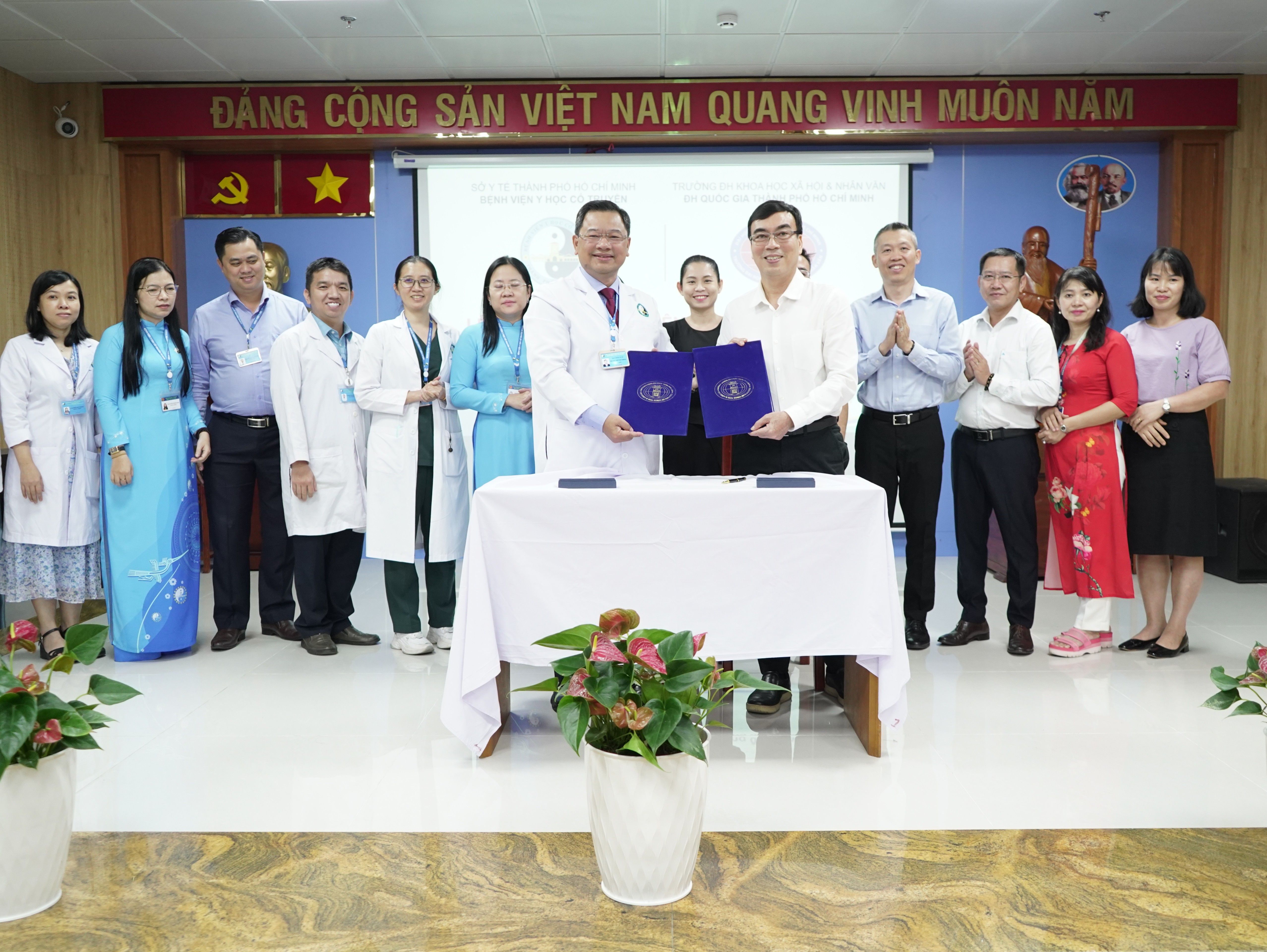 Nhà trường ký kết MoU với Bệnh viện Y học Cổ truyền TP. HCM