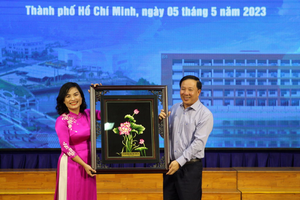 Để Người Nhân văn và Long An vươn xa cùng nhau