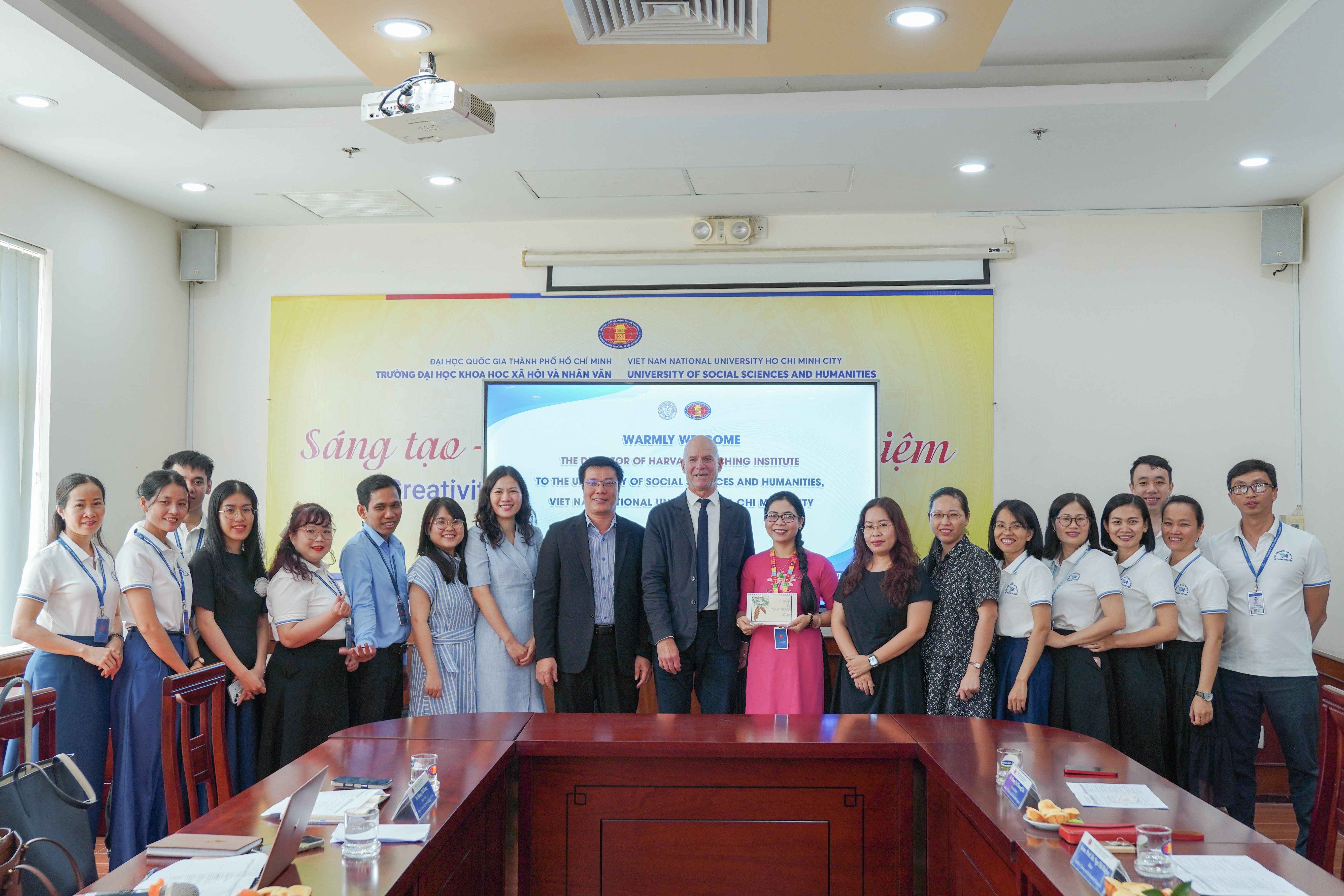 Nhà trường làm việc với Giám đốc Viện Harvard-Yenching