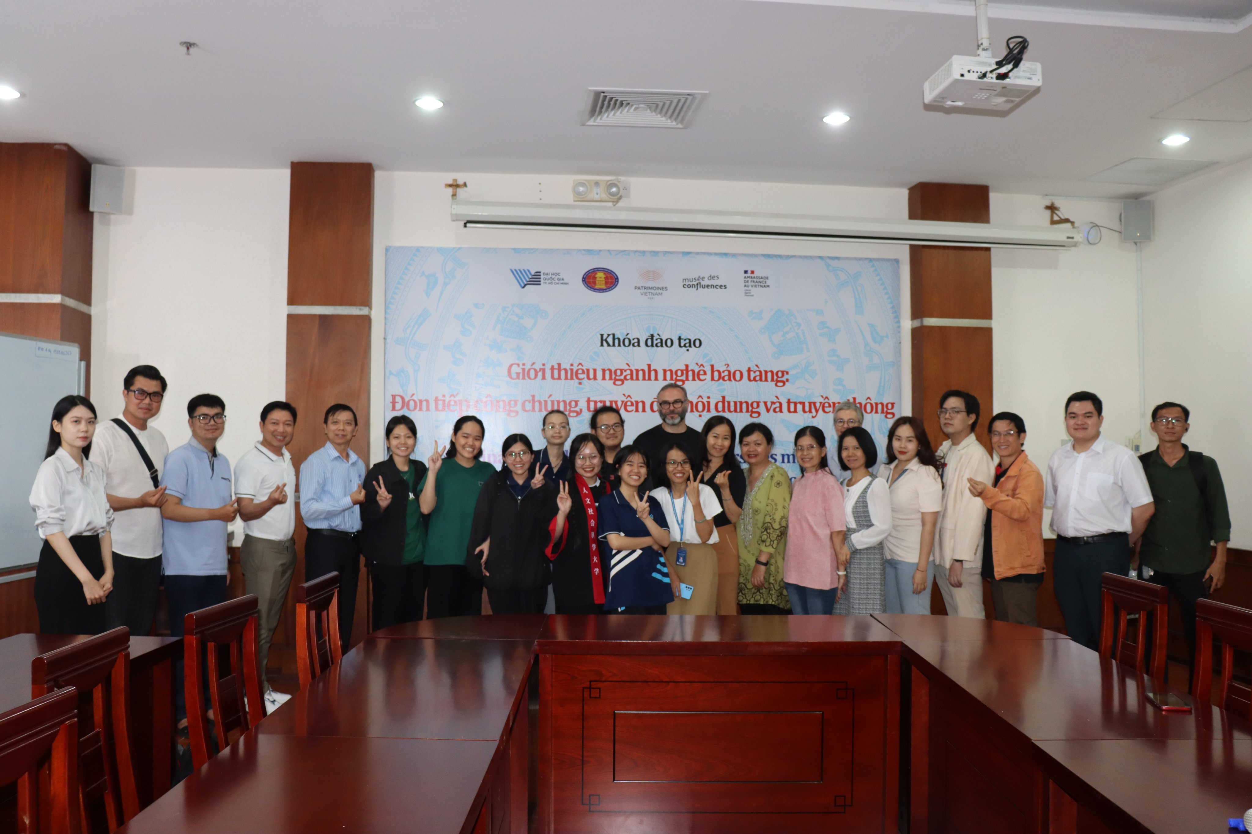 Khoá học: "Đón tiếp công chúng, truyền đạt nội dung và truyền thông"