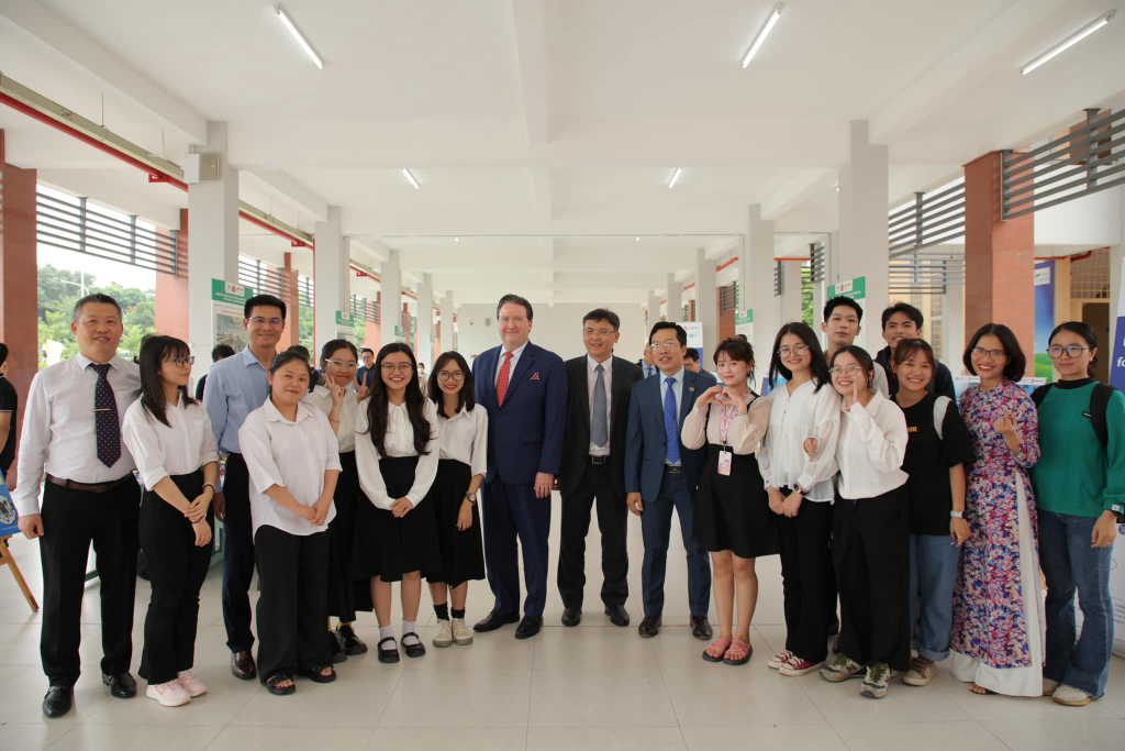 Đại sứ Hoa Kỳ tại Việt Nam Marc Evans Knapper thăm trường ĐH KHXH&NV, ĐHQG-HCM