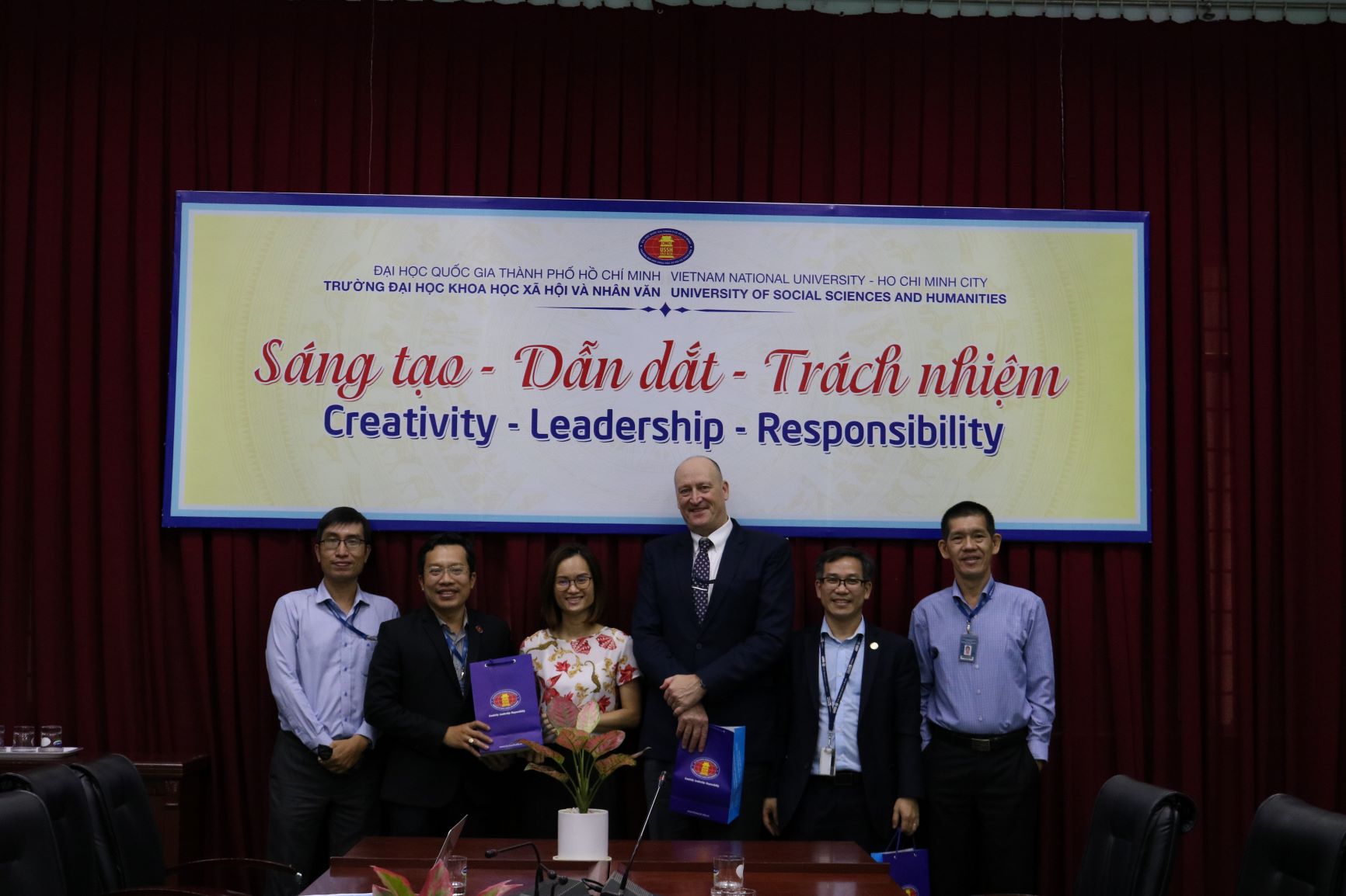 Đại diện Tổng Lãnh sự quán Hoa Kỳ giới thiệu nhiều chương trình học tiếng anh hấp dẫn