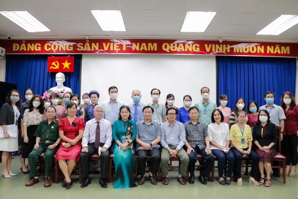 Nhiều cảm xúc trong buổi họp mặt tri ân viên chức, người lao động nghỉ hưu năm 2021
