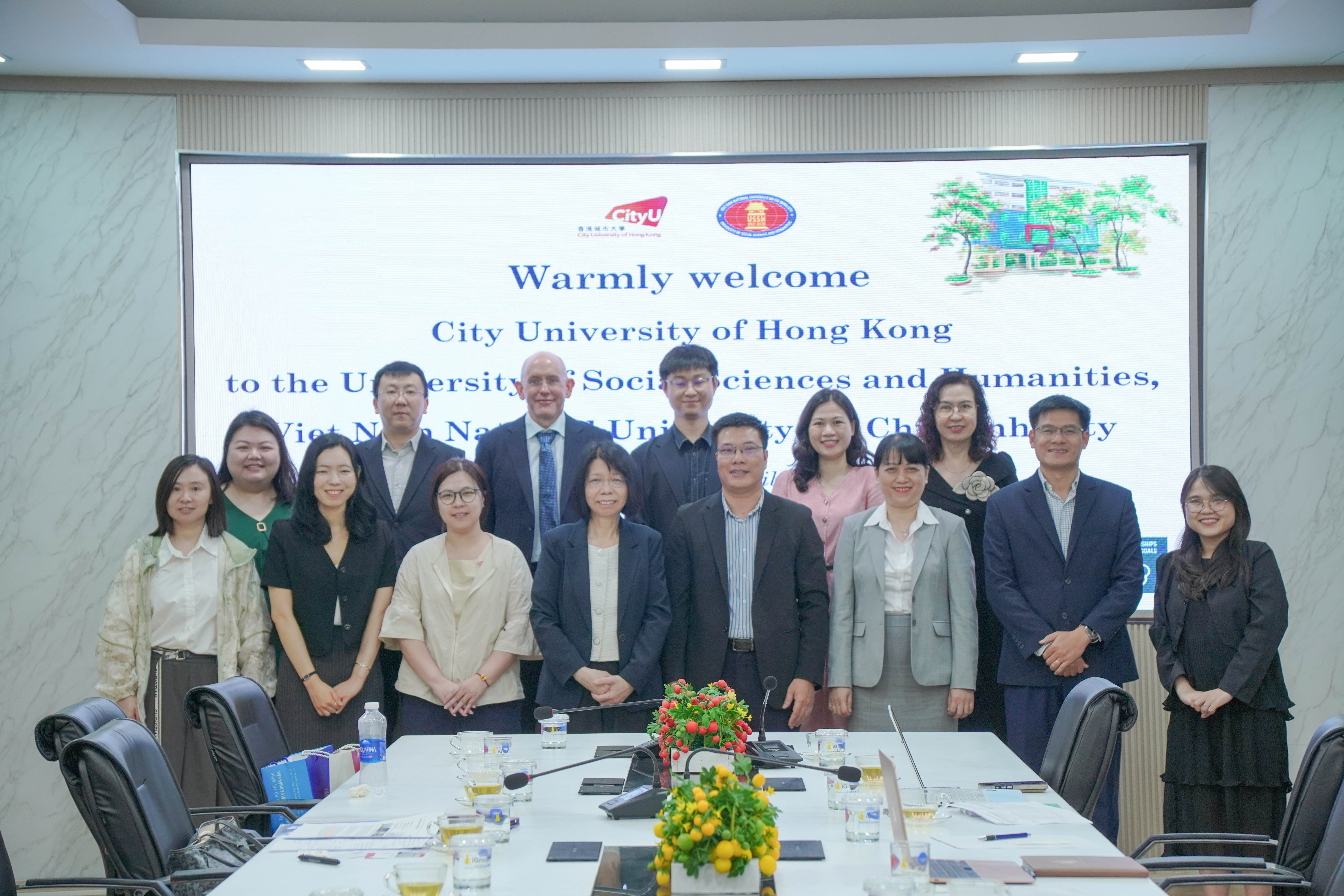 Nhà trường làm việc với Đại học Thành phố Hồng Kông
