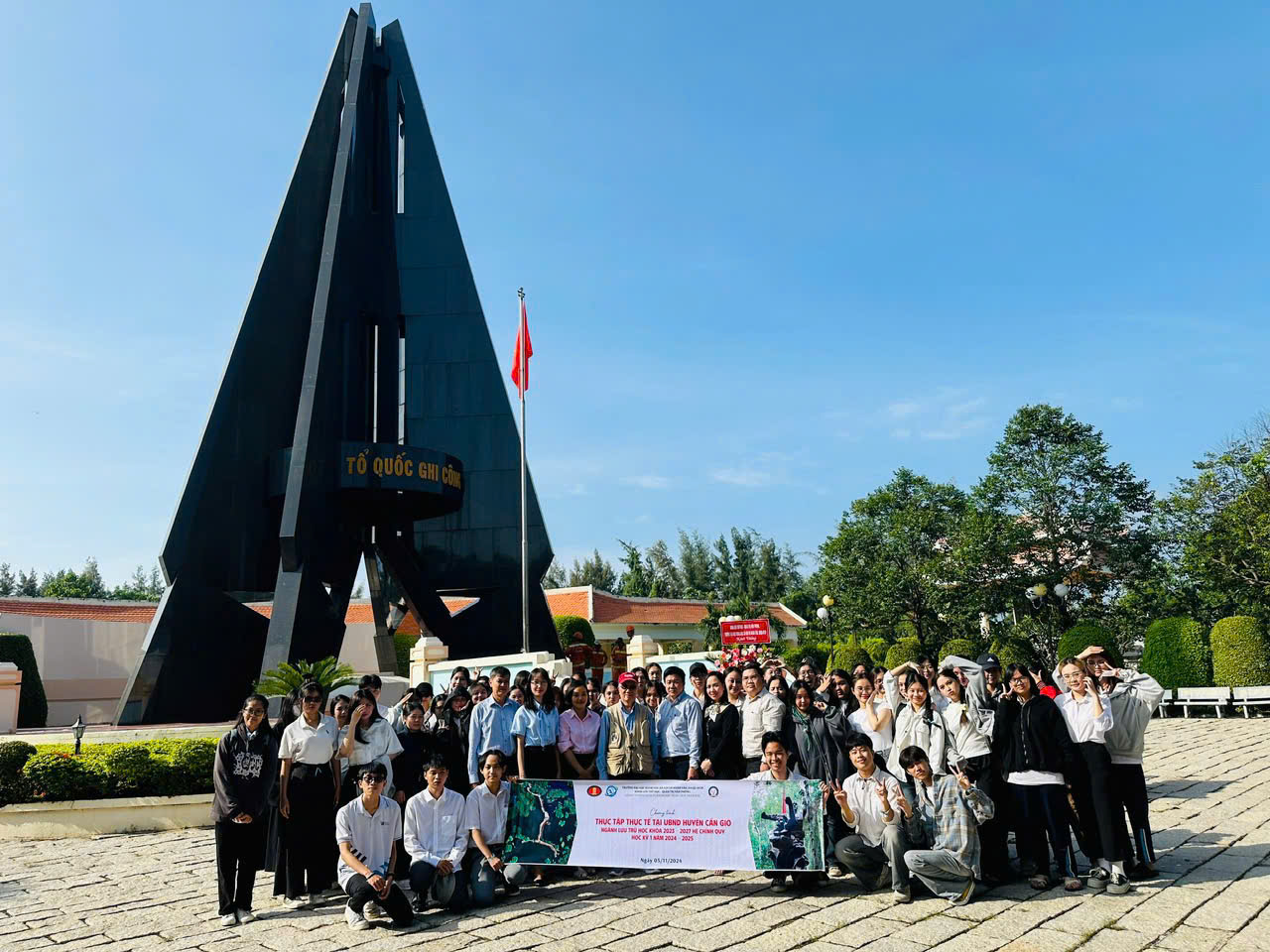 KHOA LƯU TRỮ HỌC - QUẢN TRỊ VĂN PHÒNG VIẾNG NGHĨA TRANG LIỆT SĨ RỪNG SÁC CẦN GIỜ