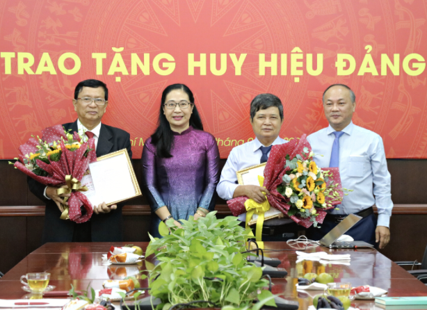 Lễ trao tặng huy hiệu 30 năm tuổi Đảng cho đồng chí Võ Văn Sen và Nguyễn Văn Hà
