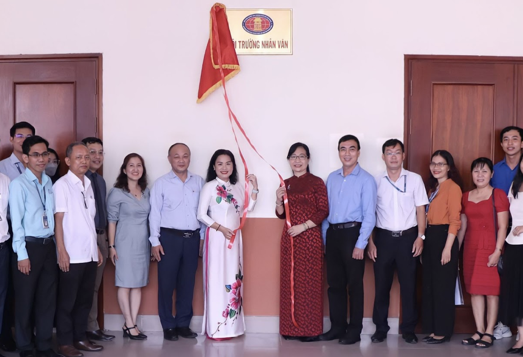Hai hội trường cơ sở Thủ Đức được đổi tên thành Hội trường Tổng Hợp, Hội trường Nhân Văn