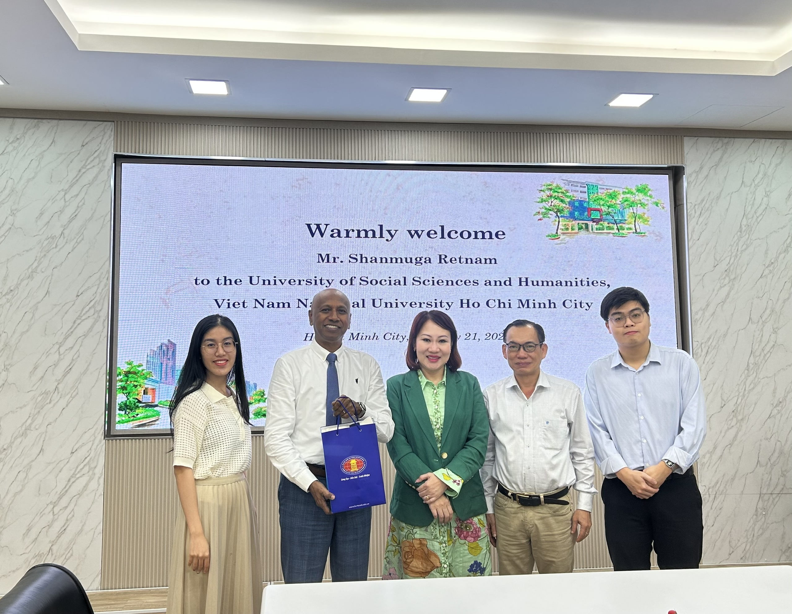 Trường ĐH KHXH&NV, ĐHQG-HCM tiếp ông Shanmuga Retnam, trao đổi về Dự án “Thành phố toàn cầu đáng sống”