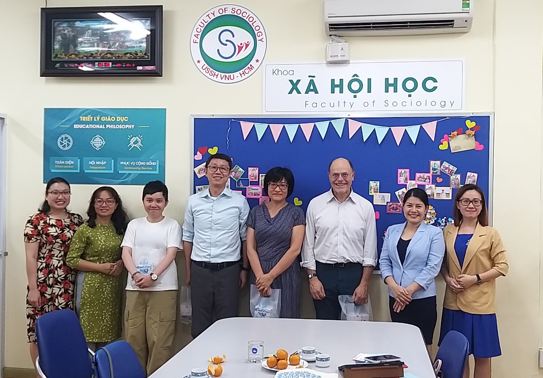 Buổi tọa đàm giữa khoa Xã hội học (ĐH KHXH&NV) cùng với Giáo sư Julian Thomas (Giám đốc Trung tâm ARC – Đh RMIT) và Giáo sư Jack Linchuan Qiu – Công nghệ Truyền thông (Trường Thông tin và Truyền thông Wee Kim Wee - Đại học Công nghệ Nanyang – Singapore)